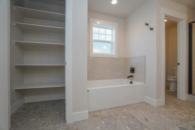 Building Photo - 150 N Edgewood Ln