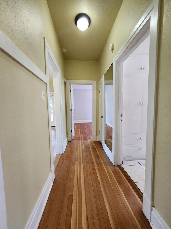 Building Photo - Victorian Home Downtown – Available NOW