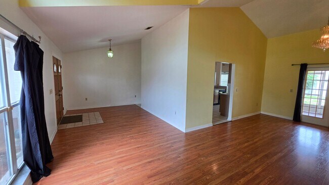 Building Photo - 3 Bed, 3 Bath, 2 Car garage.