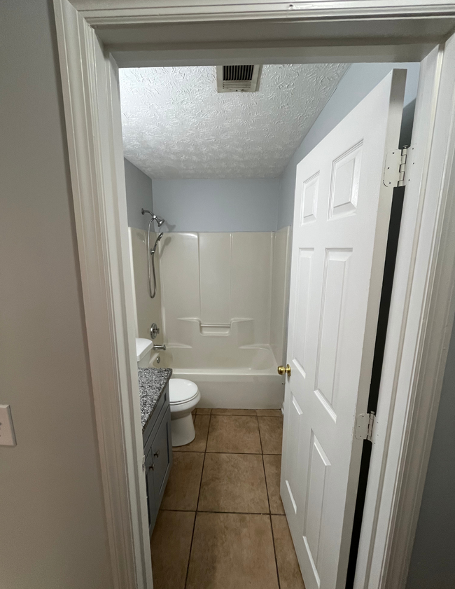 full bathroom - 2606 Kennon Ct