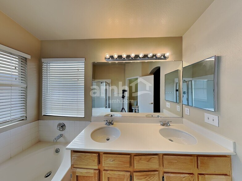 Building Photo - 710 Breezy Ridge Dr