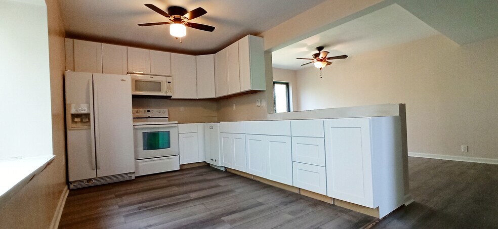 Spacious Kitchen 16 ft. x 9 ft. - 124 Roberts Ln
