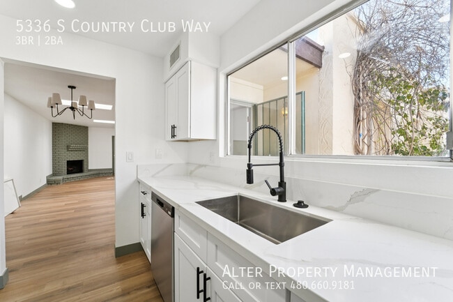 Building Photo - 5336 S Country Club Way