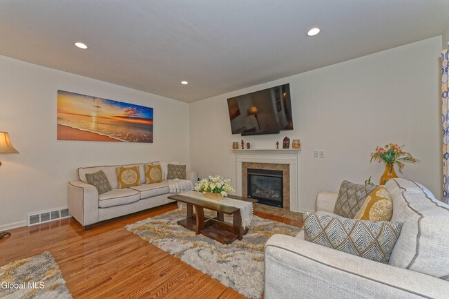 Building Photo - 1 Haywood Ln