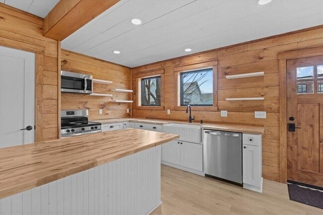 Building Photo - 109 School St