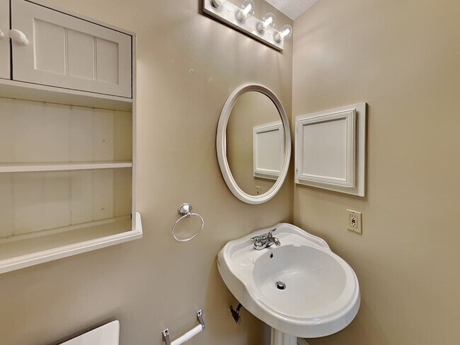 Building Photo - 410 Buoy Rd