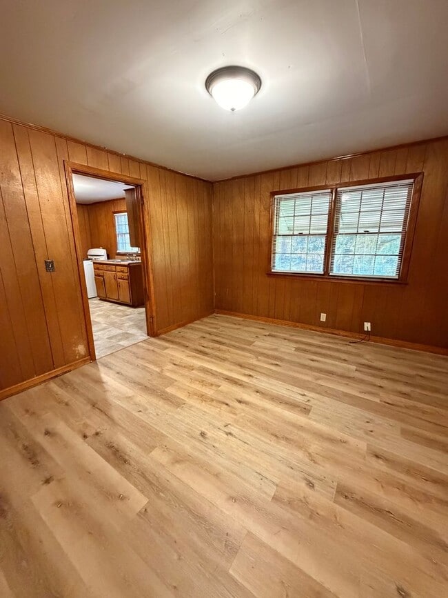 Building Photo - Brick 3/1 House in North Rome $950