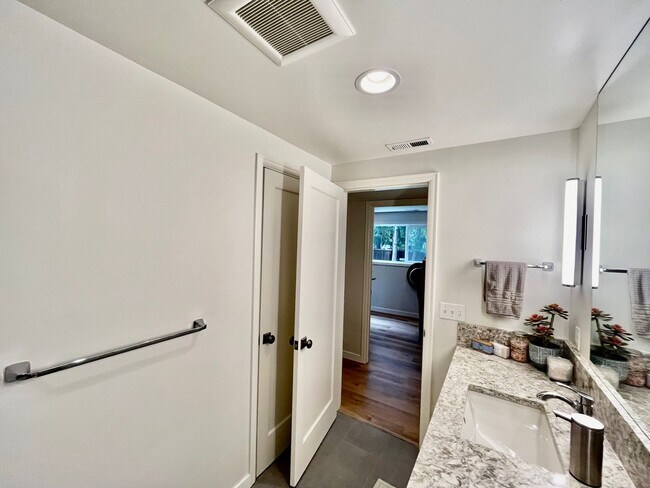 Building Photo - Spacious 5 Bed 3 Bath Home with In-Law Suite and huge yard in Olympic Hills