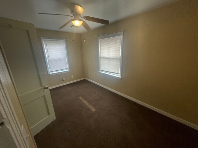 Building Photo - 2 bed 1 bath, laundry connections, large fenced yard, corner lot!