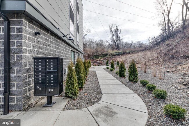 Building Photo - 1952 Bryn Mawr Ave