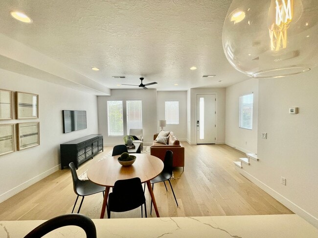 Building Photo - Beautiful Three Bedroom Townhome in Woodland Estates