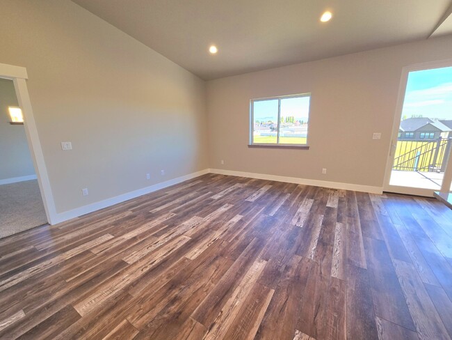 Building Photo - NEW and move-in ready! 4 bedroom, 3 bathro...