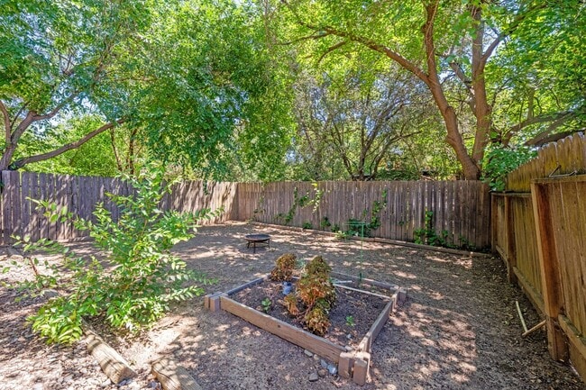 Building Photo - 4830 Suncrest Way