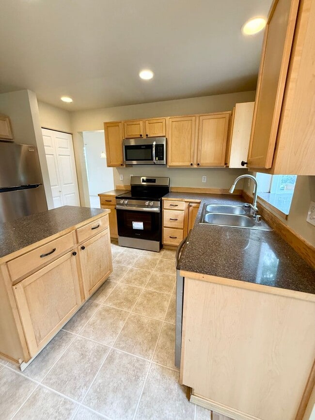 Building Photo - 5 Bedroom 2.5 Bath plus Bonus Room in East...