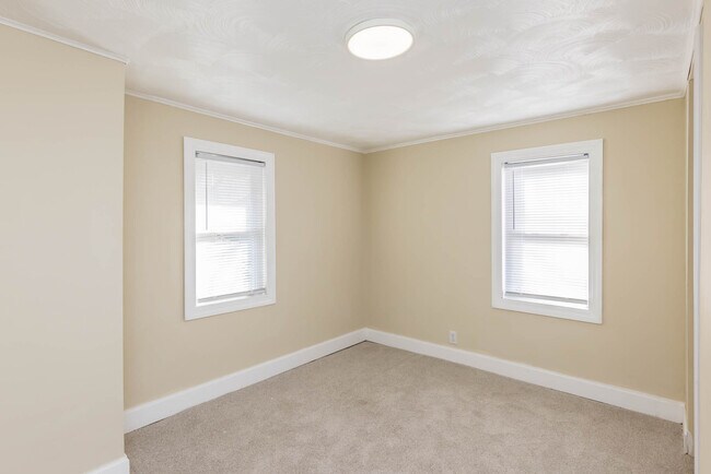 Building Photo - 482 E Jenkins Ave