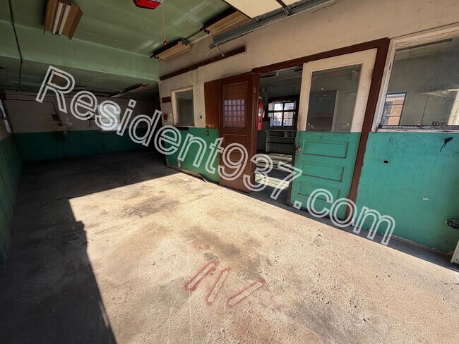 Building Photo - 2 Bed 1 bath with 500 SQ FT DETACHED GARAGE/WORKSHOP