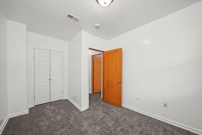 Building Photo - Newly Remodeled 4-bed 2nd-floor unit