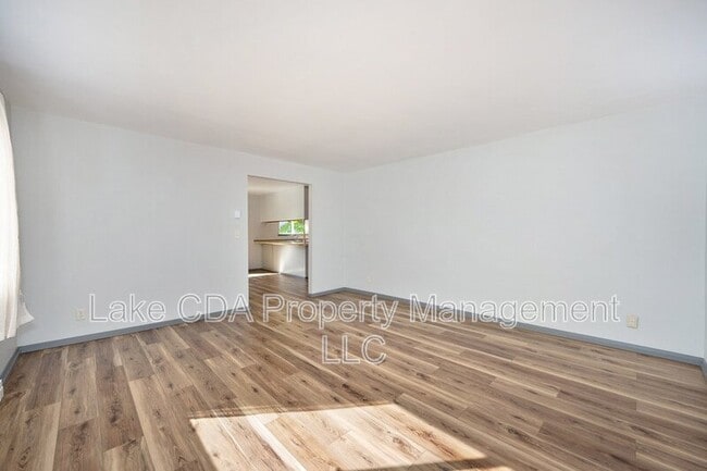 Building Photo - 1421 E Randle Ave
