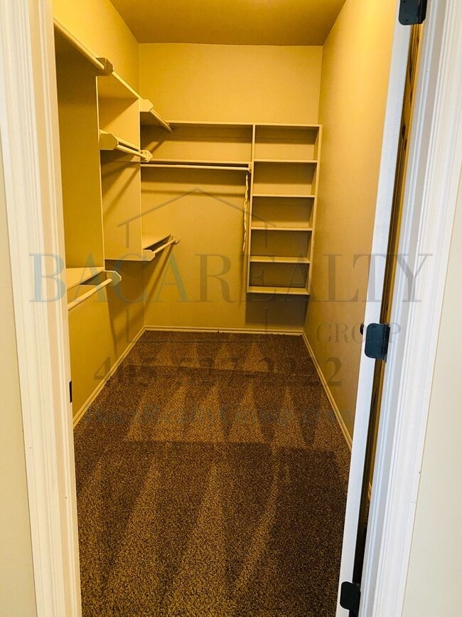 Building Photo - 3br 2ba duplex with 2 car garage!