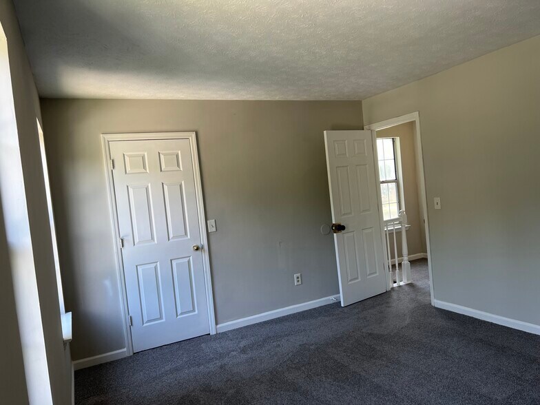 Building Photo - 6435 Bedford Ln