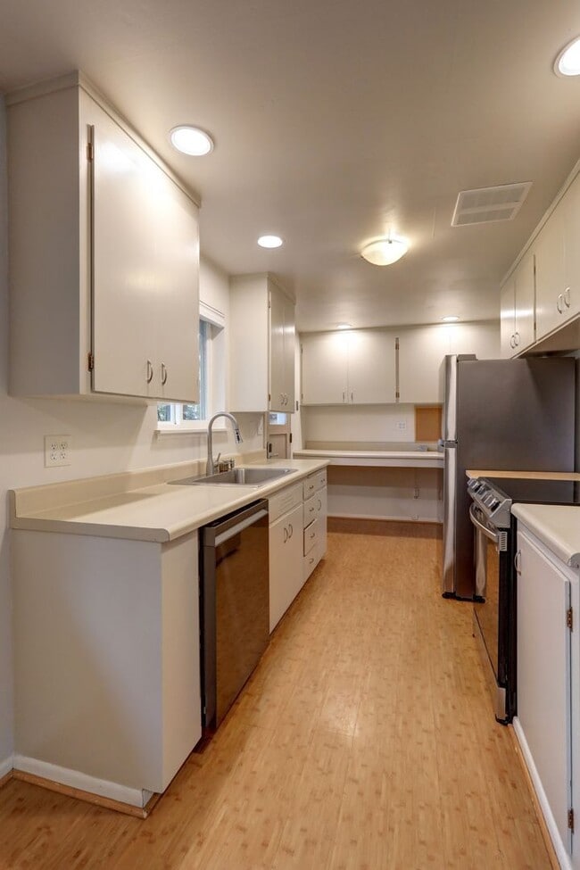 Building Photo - Classic Bellevue 3bd, 1.5ba Rambler Located in Perfect Enatai Location!