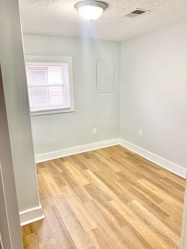 Building Photo - 3 Bedroom 1 Bath East Nashville Charmer fo...