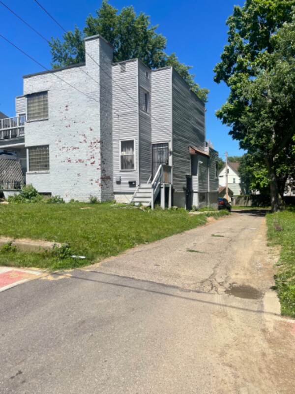 Building Photo - 1532 Woodland Ave NW