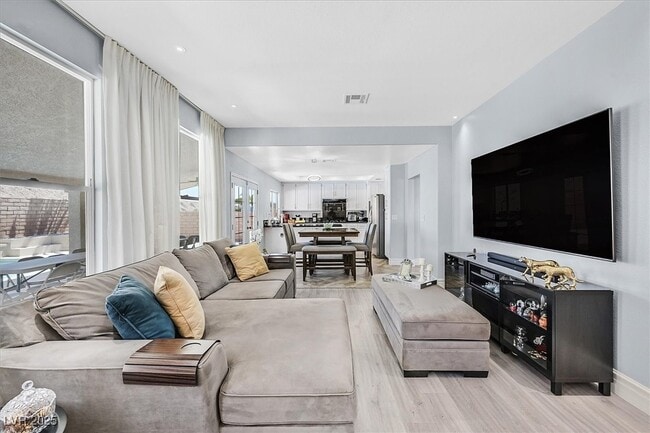 Building Photo - 8380 Campana Dr