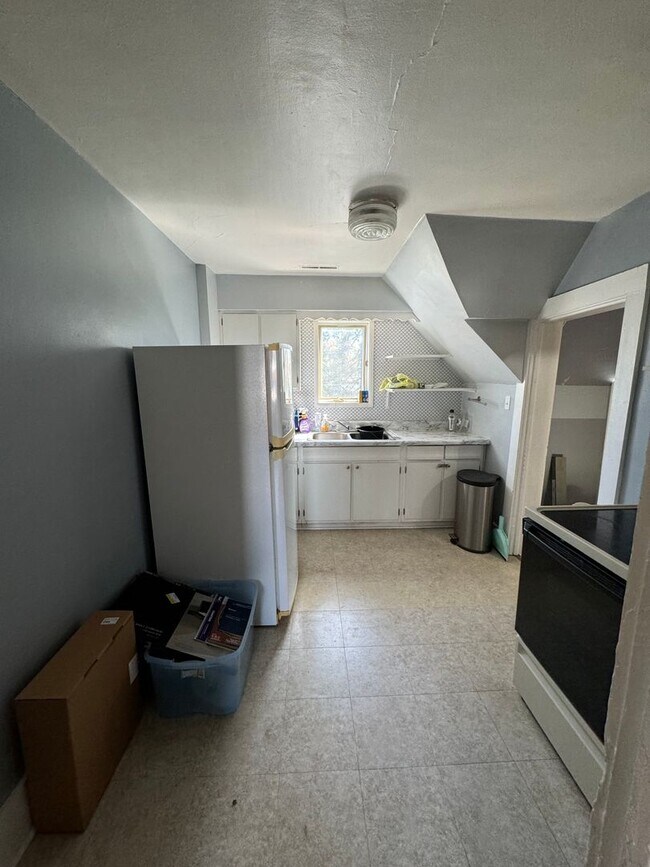 Building Photo - 605 N State St