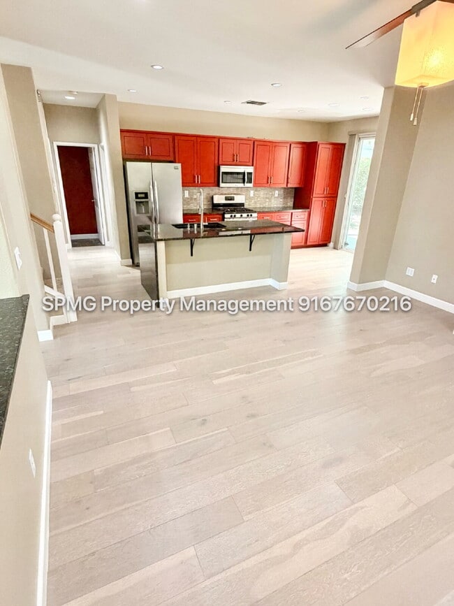 Building Photo - Beautiful 4 Bed / 3 Bath Home in Prime Roseville Location – Across from Park!