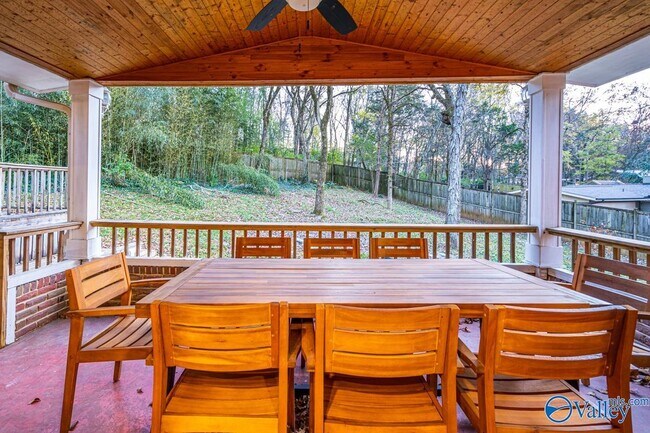 Building Photo - 702 Chambers Dr NE