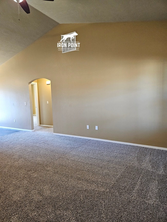 Building Photo - 3bed/2bath home w/bonus room, 2 car garage, fenced yard, and landscaping included.