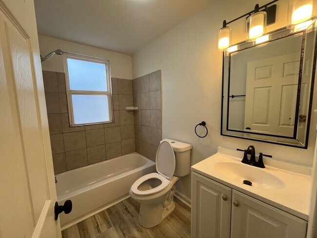 Building Photo - 3 bedroom 2 bath with Garage