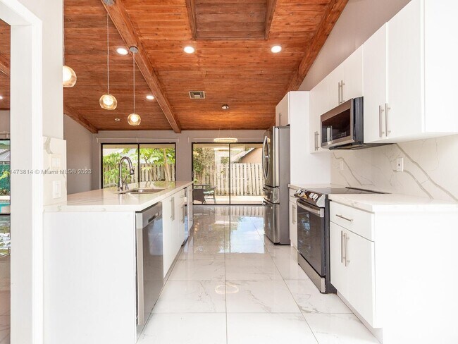 Building Photo - 741 E Plantation Cir