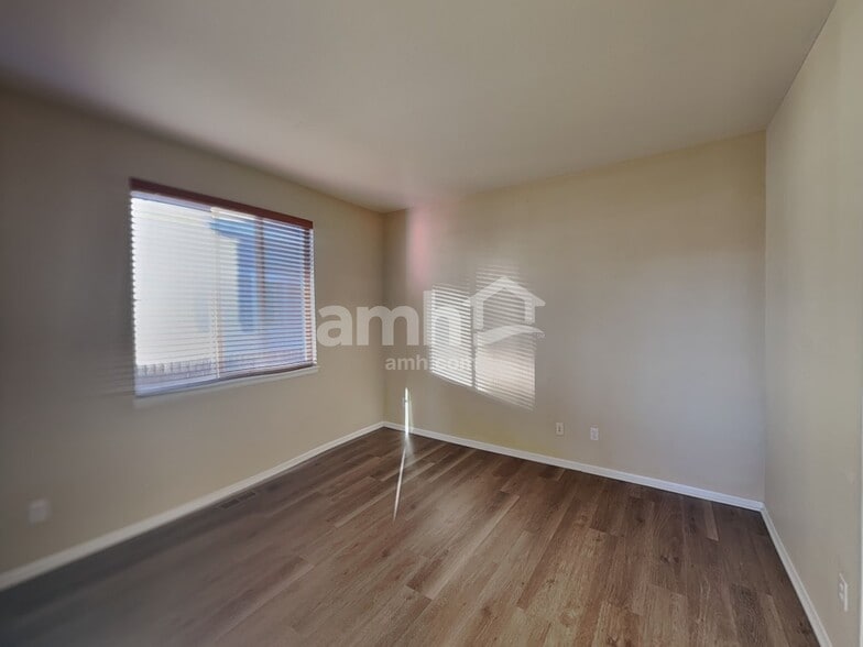 Building Photo - 12865 Roslyn St