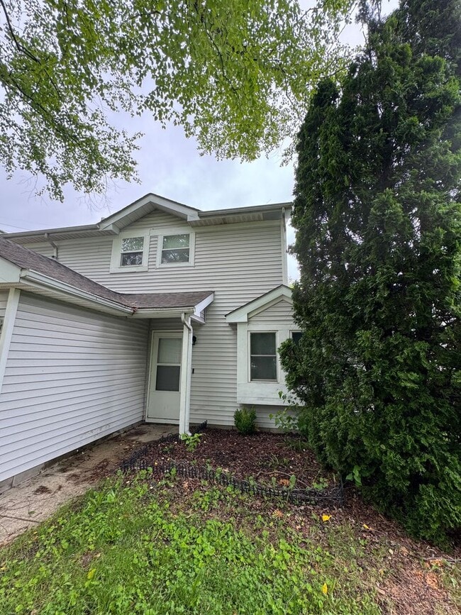 Building Photo - Lawrence Twp - 3 bedroom townhome