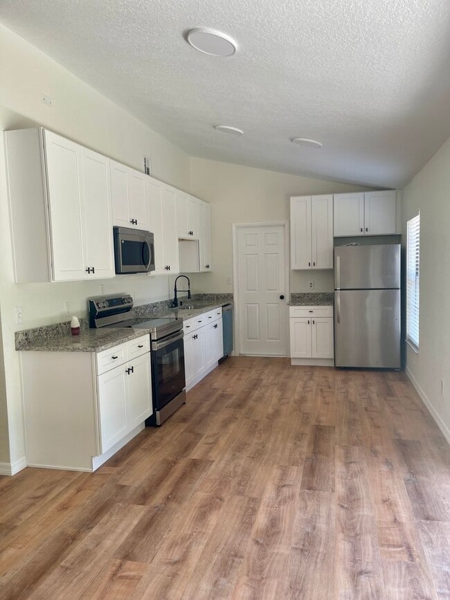 Building Photo - Renovated 3-Bed Home with Modern Upgrades ...