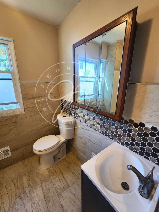 Building Photo - Very spacious lower 2 bedroom with separat...