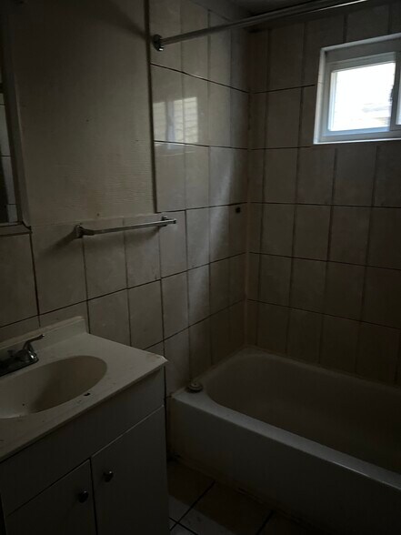 Building Photo - 35 Poultney Ave