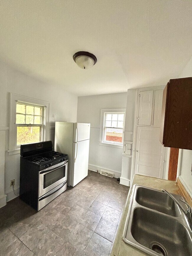 Building Photo - 1101 N Rose- 3 Bed/1 Bath House