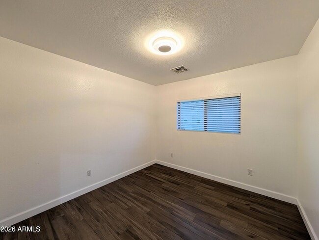 Building Photo - 2404 W Roeser Rd