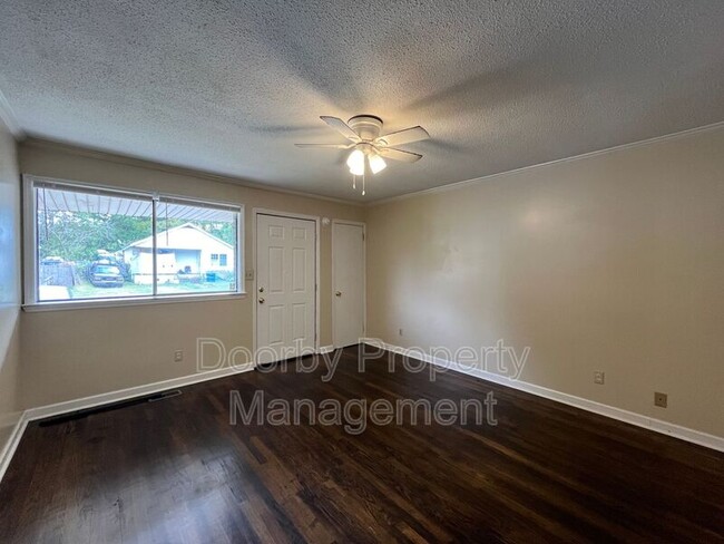 Building Photo - 807 Henderson Ave