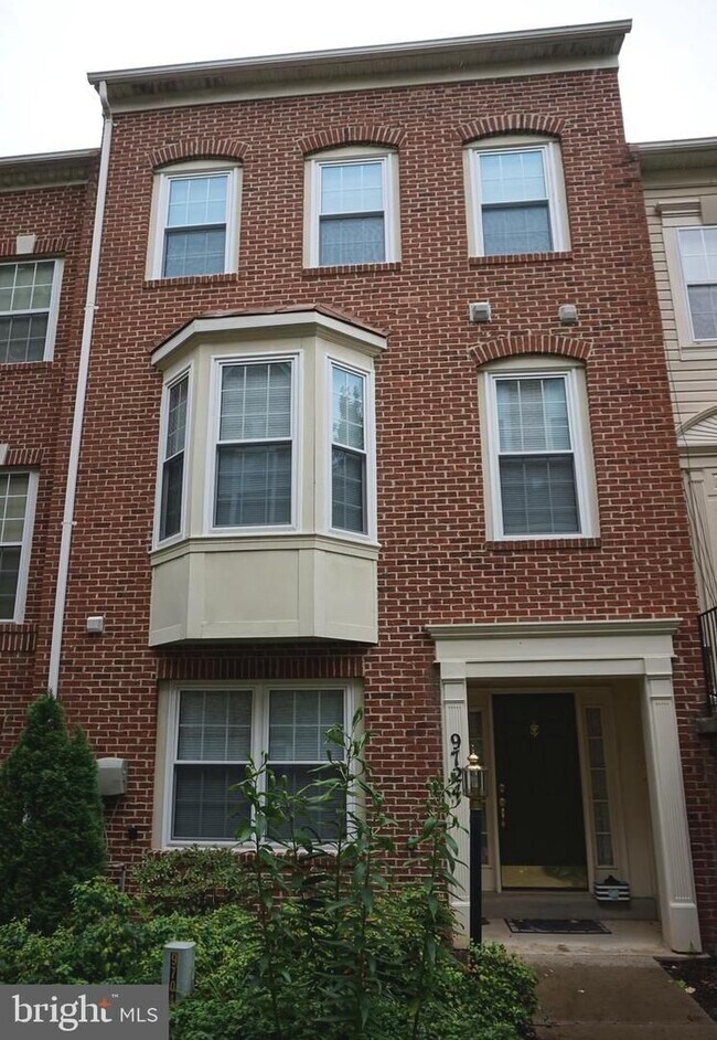 Building Photo - Beautiful Townhouse in Washingtonian Center