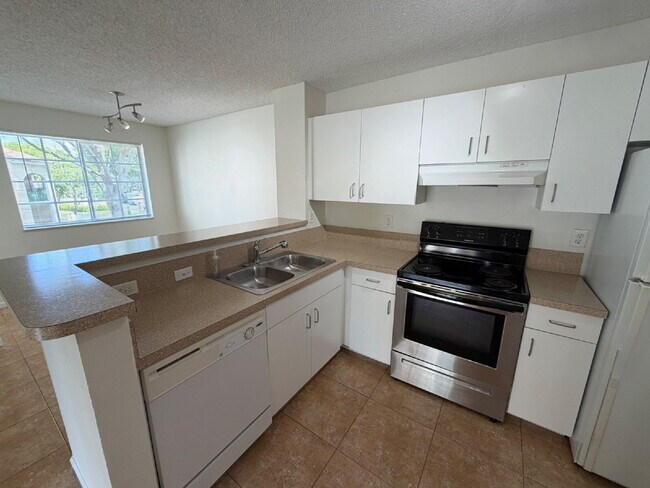 Building Photo - End unit with private side entrance!