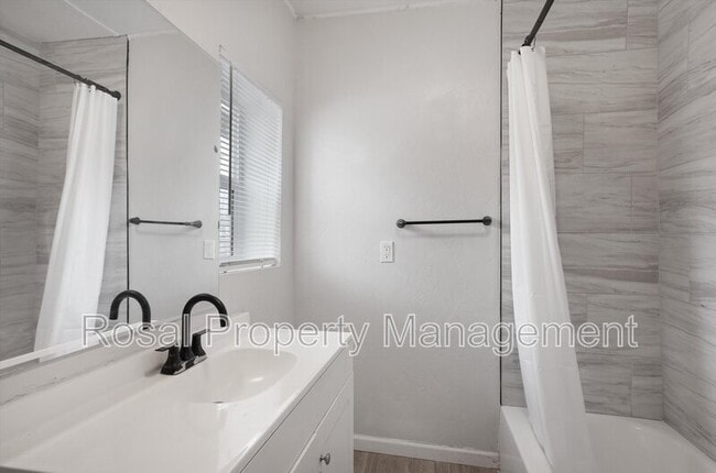 Building Photo - 815 John St