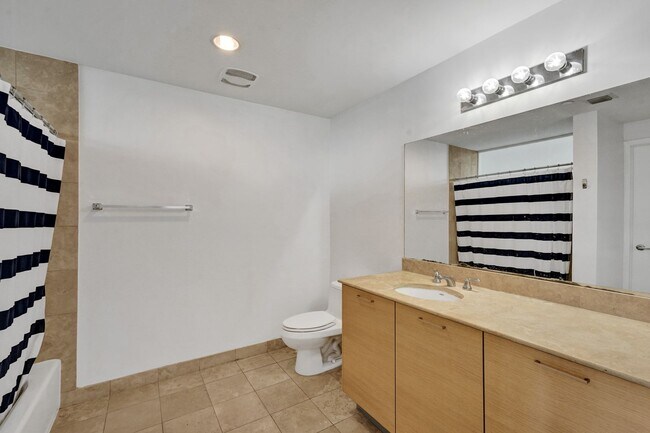 Building Photo - 1 bedroom and 1 bath condo located east side of Biscayne Blvd Miami Florida