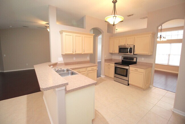 Building Photo - Huge 4 Bed 3 Bath Home w FENCED YARD and SCREENED LANAI for Rent!