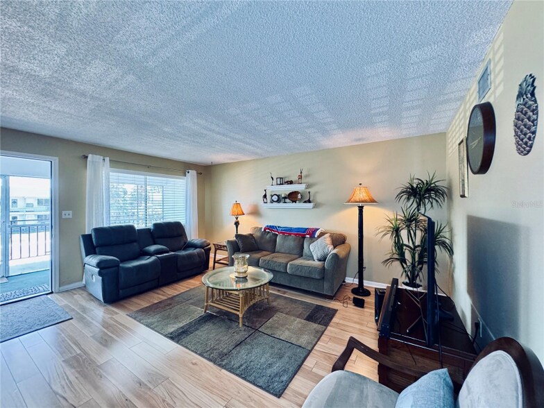 Building Photo - 2348 Shelley St