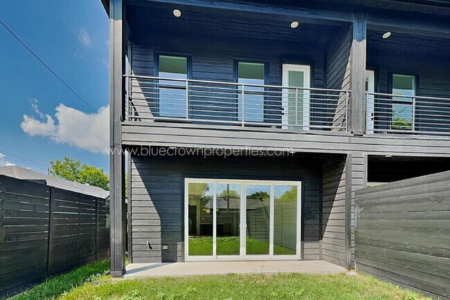 Building Photo - 805 S Glasgow Dr
