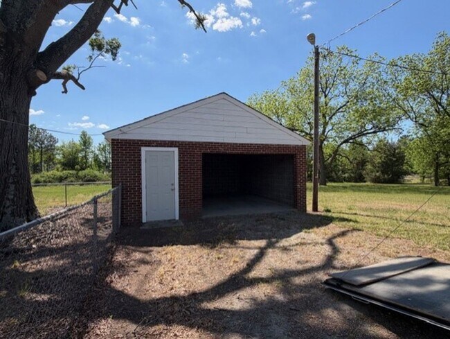 Building Photo - 929 E Haggard Ave
